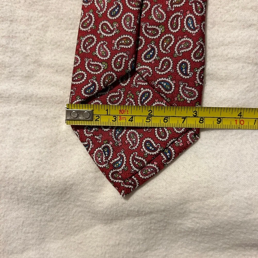 Reserved Red Silk Tie with Sophisticated‎ Pattern